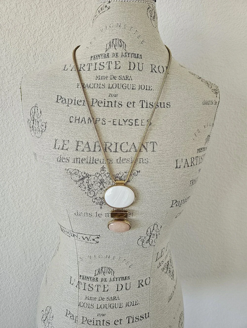 ​Gold Tone Multi Stone Pendant Necklace White Peach Cabochon Geometric Snake